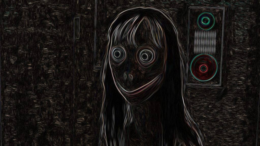 Visage de Momo dans une forêt sombre, montage illustrant la rumeur