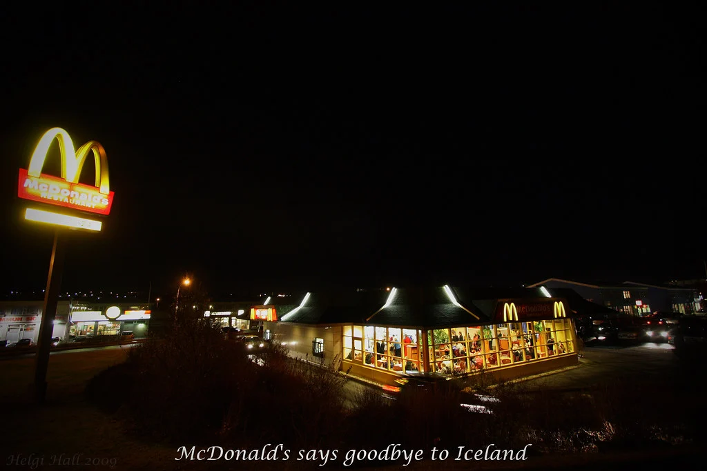 Restaurant McDonald’s photographié de nuit en Islande au moment de la fermeture des franchises.