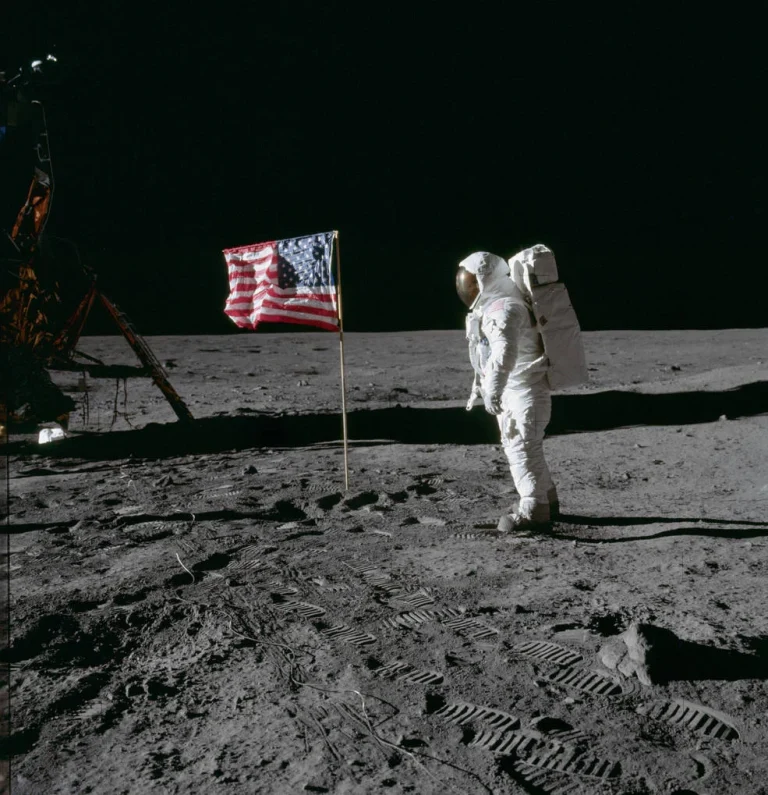Le drapeau qui « flotte » sur la Lune