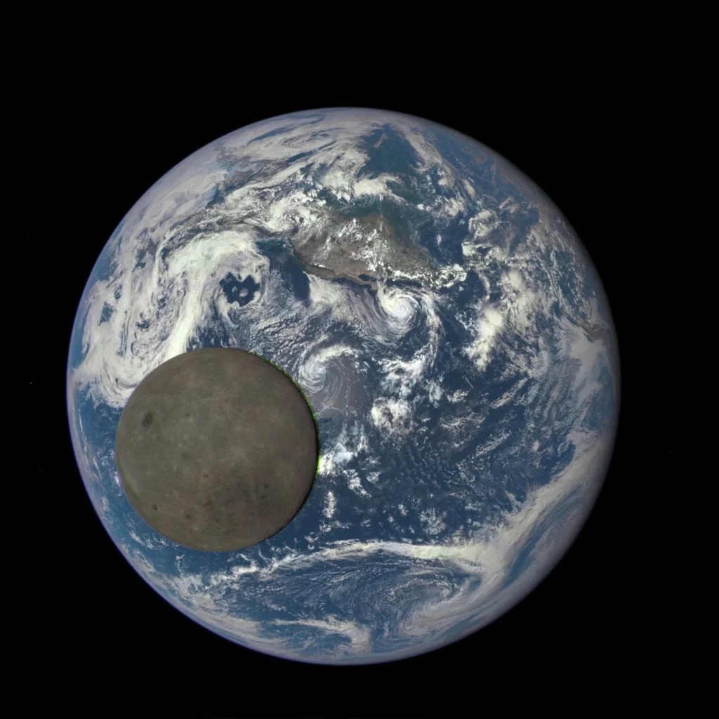 Face cachée éclairée de la Lune devant le disque bleu de la Terre, vue par DSCOVR