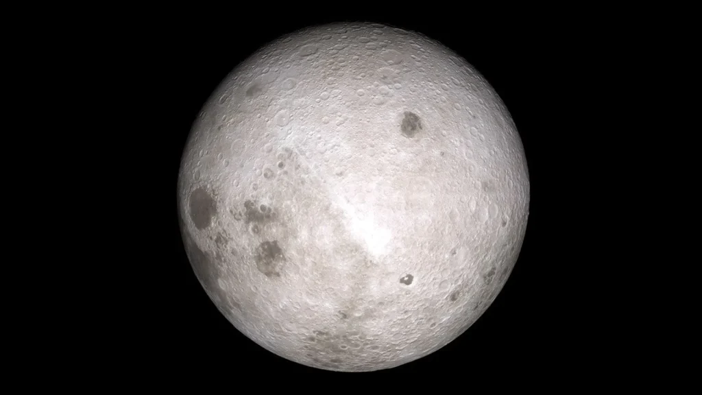 Vue détaillée de la face cachée lunaire avec de nombreux cratères, issue des observations de LRO