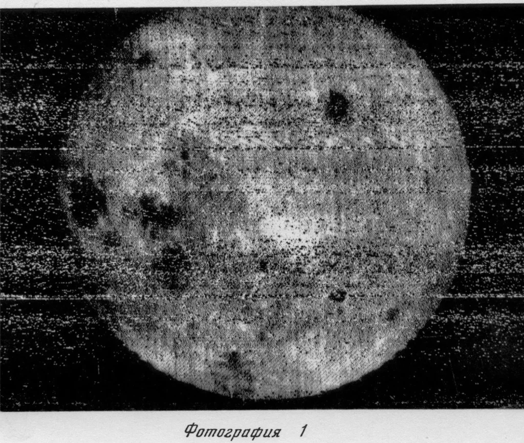 Photographie historique granuleuse de la face cachée de la Lune prise par Luna 3