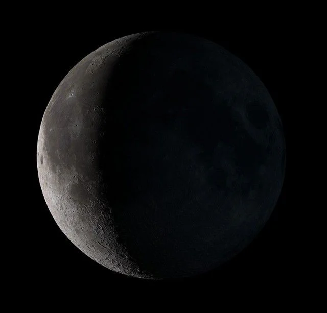 Visualisation d’un mince croissant lunaire éclairé à gauche et du reste du disque dans la nuit