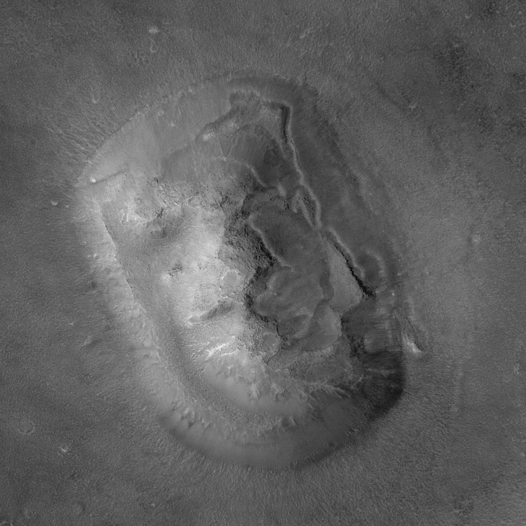 Vue détaillée des pentes et des irrégularités du relief surnommé visage de Mars