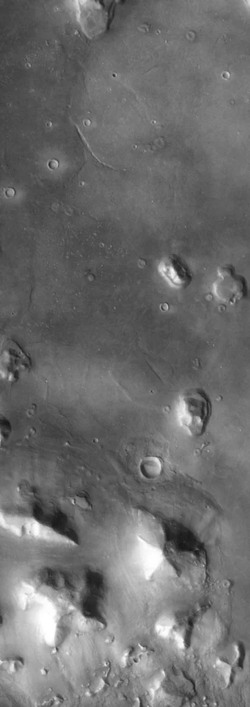 Bande photographique montrant le visage de Mars parmi les autres reliefs de Cydonia