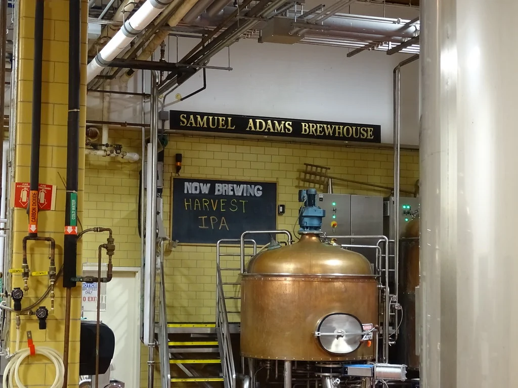 Cuve en cuivre, tuyauteries et équipements de brassage dans la brasserie Samuel Adams, dans le Massachusetts.