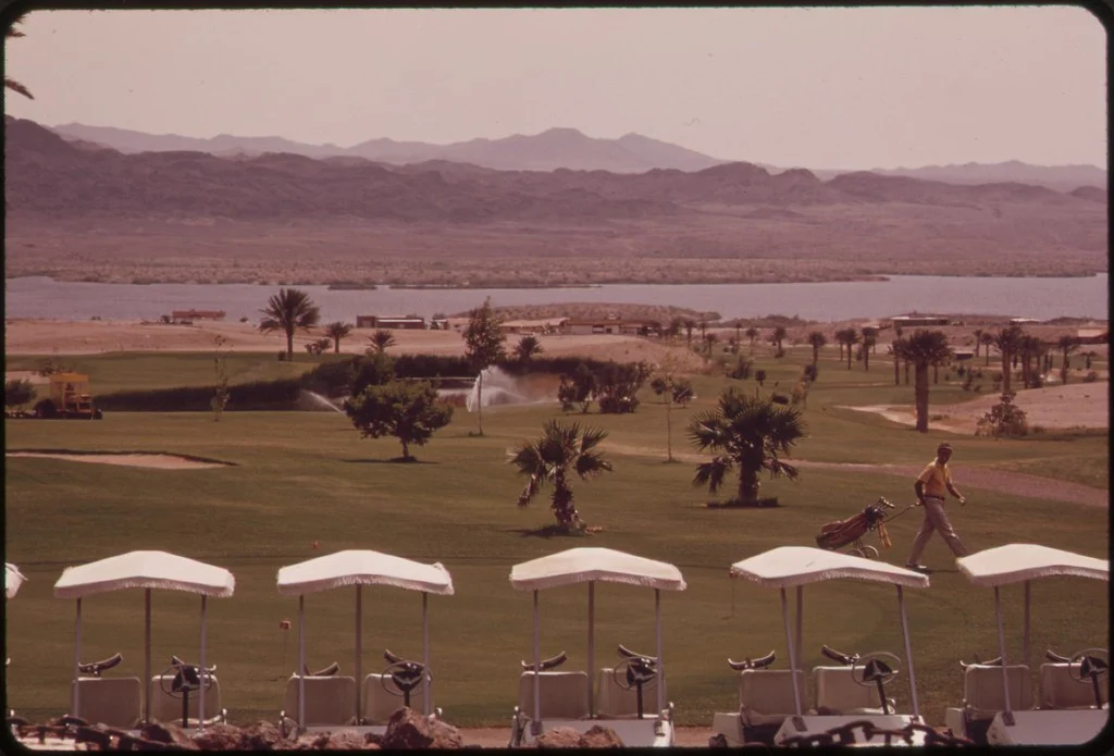 Parcours de golf avec un arroseur en fonctionnement, au bord du lac Havasu en Arizona, en mai 1972.