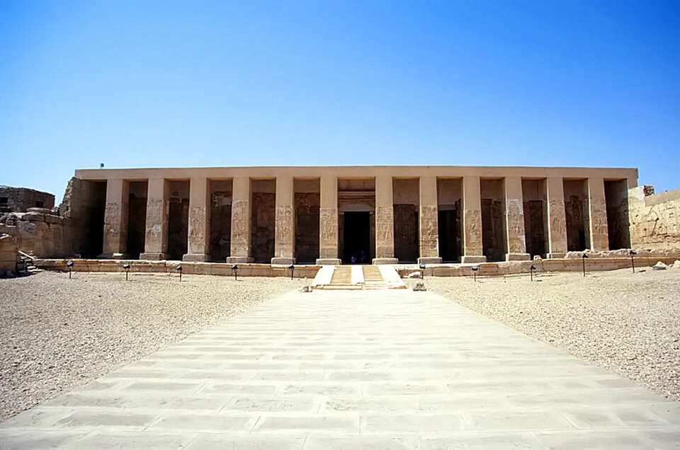 Façade à colonnes du temple de Séthi Ier à Abydos, en Égypte.