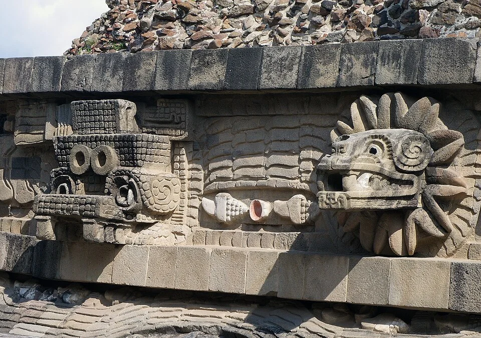 Tête de serpent à plumes sculptée sur le temple de Teotihuacan, au Mexique.
