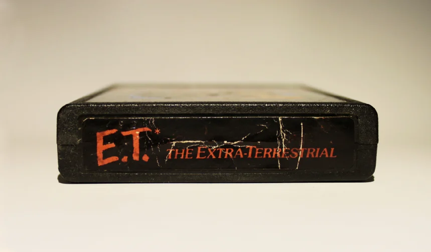 La tranche d’une cartouche E.T. pour Atari 2600