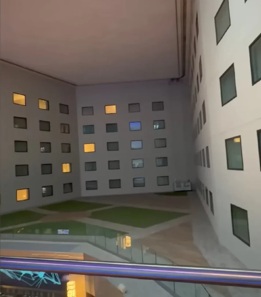 La cour intérieure d’un hôtel aux fenêtres répétitives