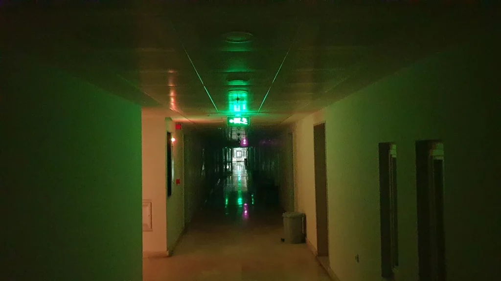 Un couloir désert éclairé de lumières vertes