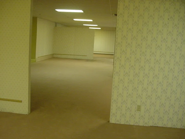 La photographie originale de la pièce jaune des Backrooms