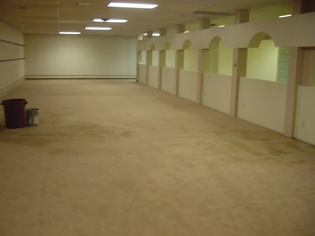 Une salle vide avec des cloisons à arches dans le bâtiment d’Oshkosh