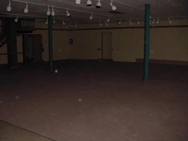 Une salle vide du bâtiment d’Oshkosh avant rénovation