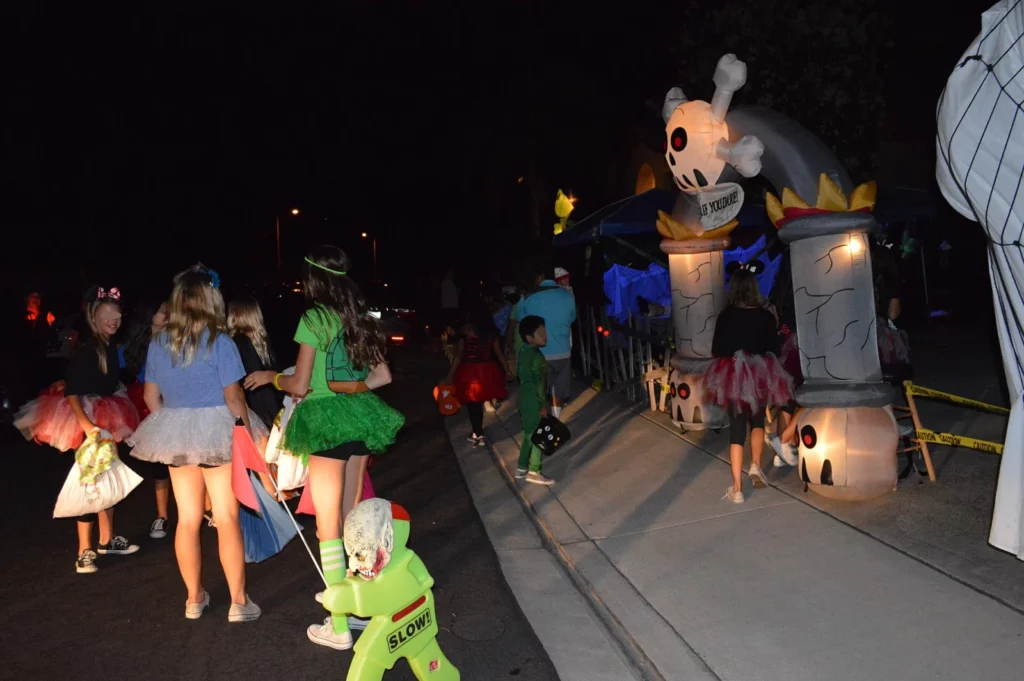 Des enfants et leurs accompagnateurs pendant la tournée des maisons à Halloween en Californie