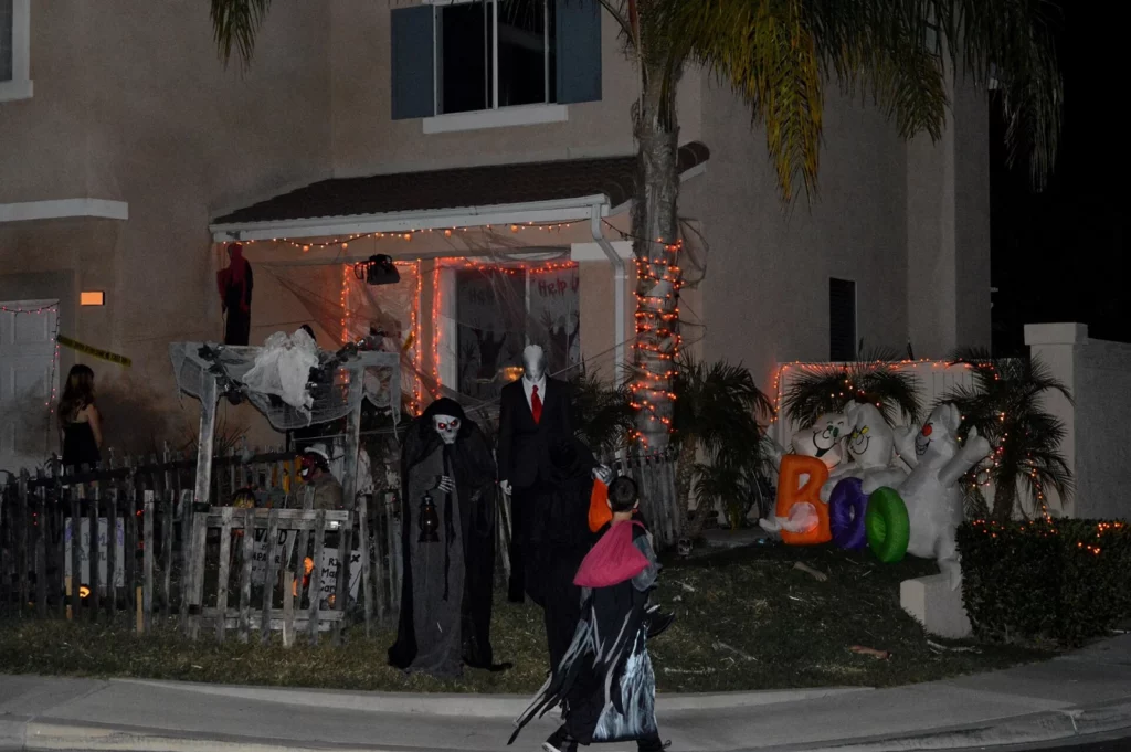 Un enfant déguisé devant une maison décorée à Rancho Santa Margarita