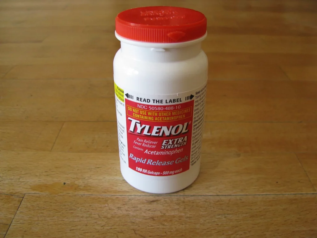 Un flacon de Tylenol — photographie de produit, sans lien avec les flacons de l’affaire de 1982