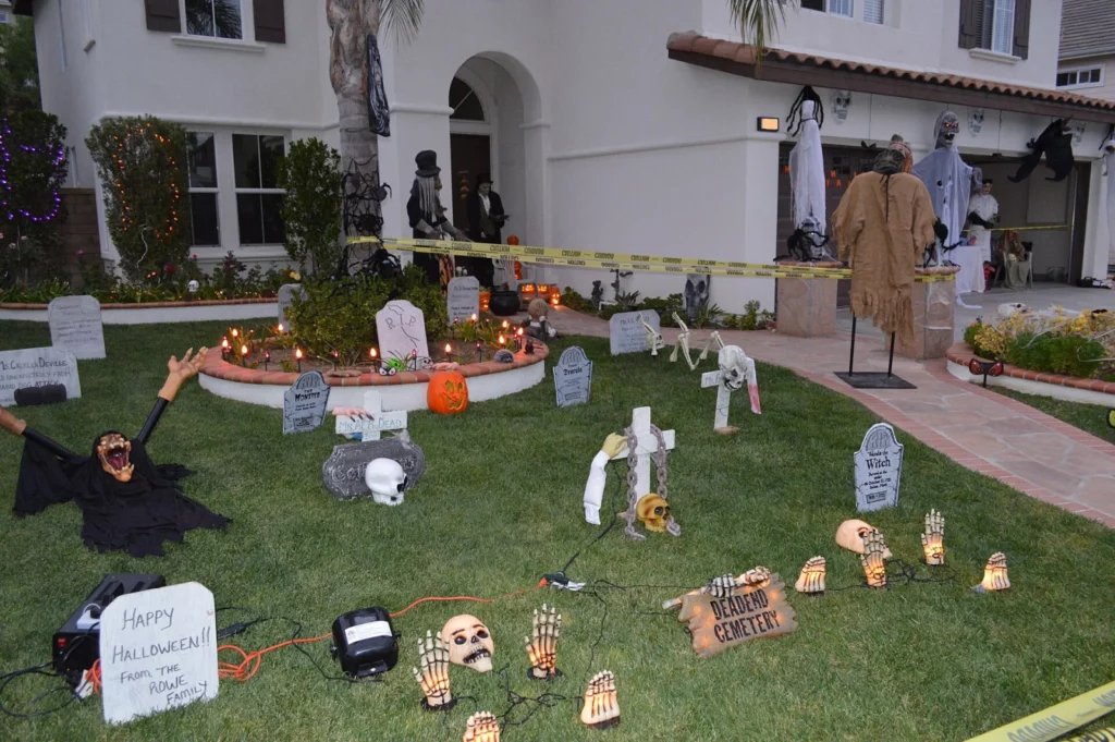 Lake Forest, Californie : un jardin transformé en cimetière pour Halloween (2014)