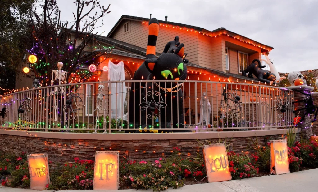 Lake Forest, Californie : chats géants, squelettes et guirlandes sur la façade (2014)