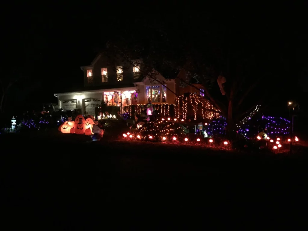 Oak Hill, Virginie : maison et jardin illuminés pour Halloween (2017)