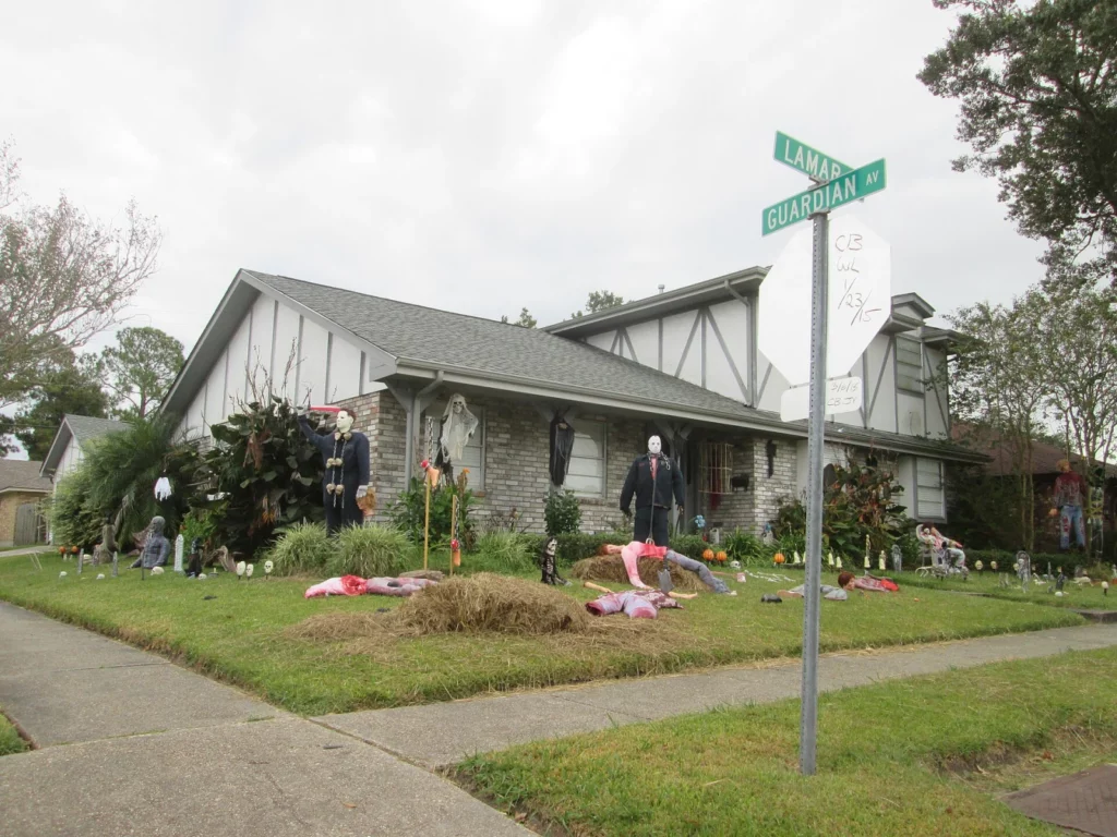 Terrytown, Louisiane : mannequins, monstres et faux cimetière devant la maison (2015)