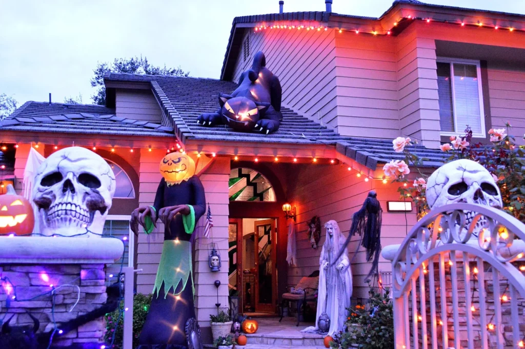 Lake Forest, Californie : détail de l’entrée et de ses grands décors lumineux (2014)