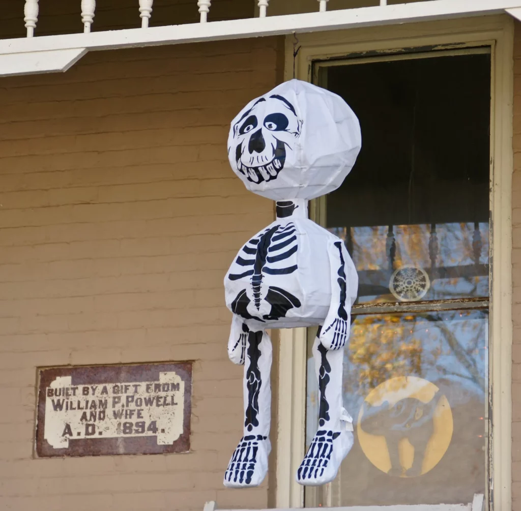 Une maison décorée pour Halloween à Logansport, dans l’Indiana — photographie de contexte