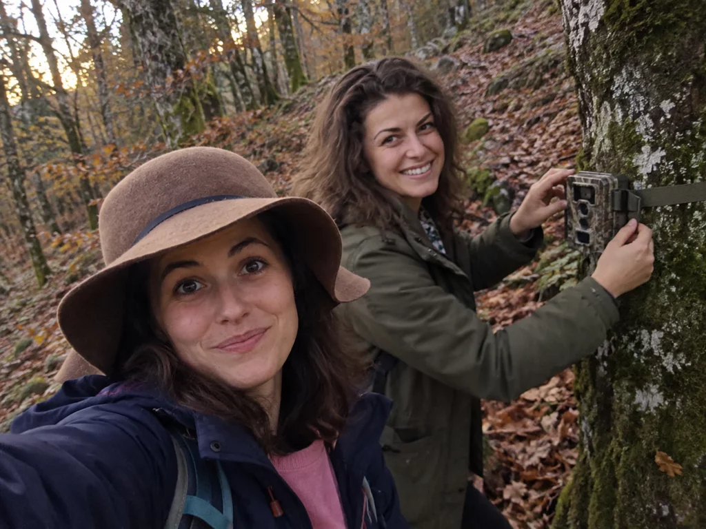 Solène installe un piège photographique, selfie de Claire