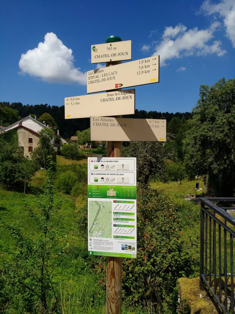 Panneaux de randonnée à Châtel-de-Joux, dans le Jura