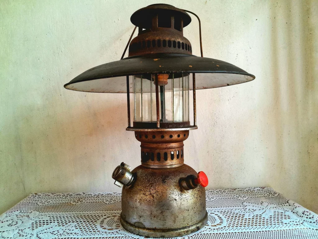 Une ancienne lanterne à pétrole : une lumière bien réelle