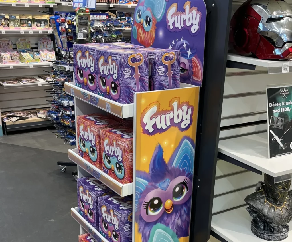 Des Furby de génération récente en boutique à Prague — un autre modèle que celui de 1998