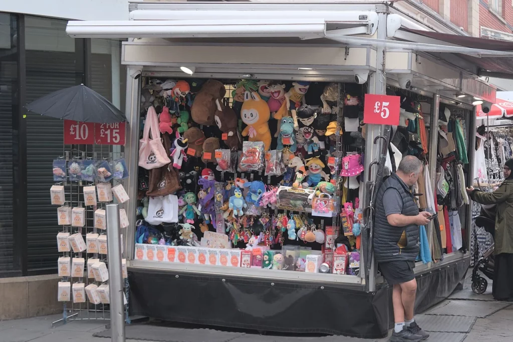 Un étal de jouets sur un marché à Nottingham