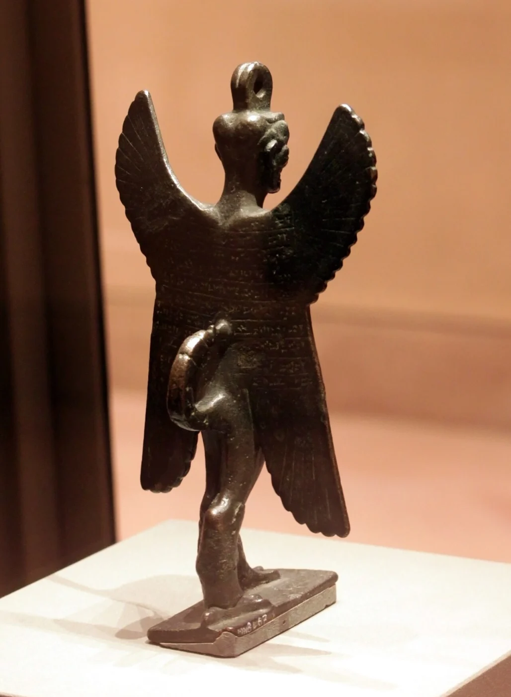 Le dos d’une statuette de Pazuzu portant une inscription cunéiforme