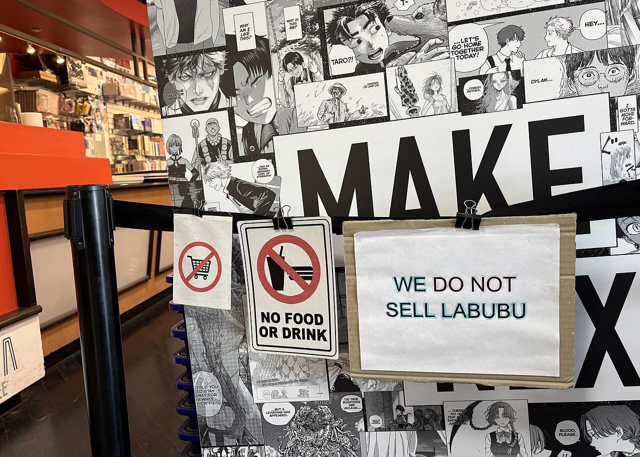 Une affiche de magasin indiquant We do not sell Labubu