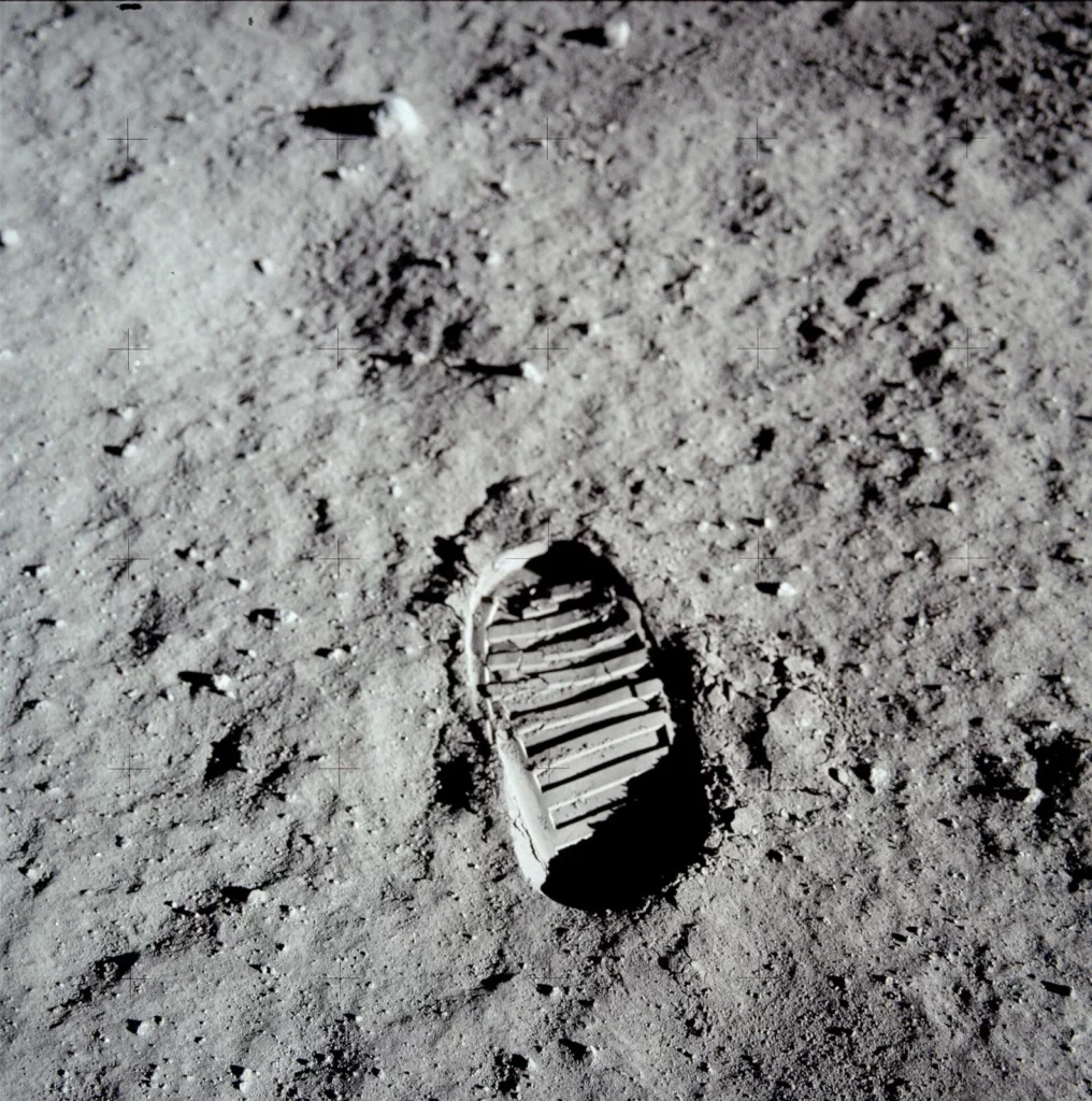 Empreinte de botte photographiée sur le sol lunaire pendant Apollo 11