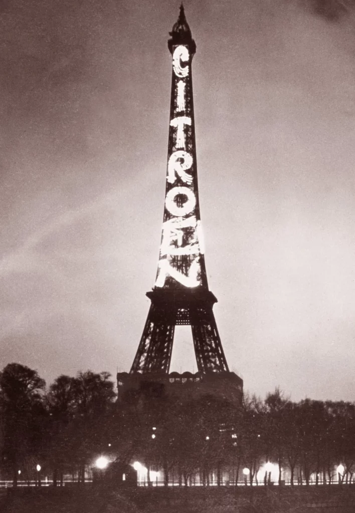 La tour Eiffel portant la publicité lumineuse Citroën en 1925