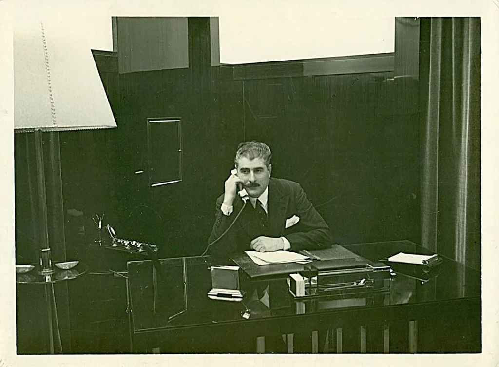 Fernand Jacopozzi au téléphone à son bureau