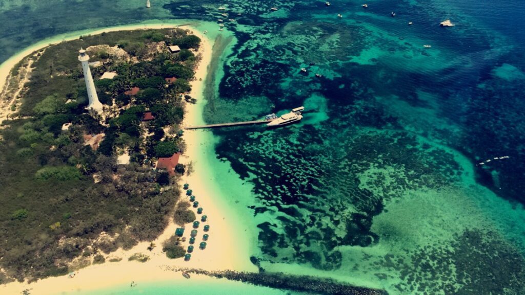 Le phare Amédée sur son îlot en Nouvelle-Calédonie