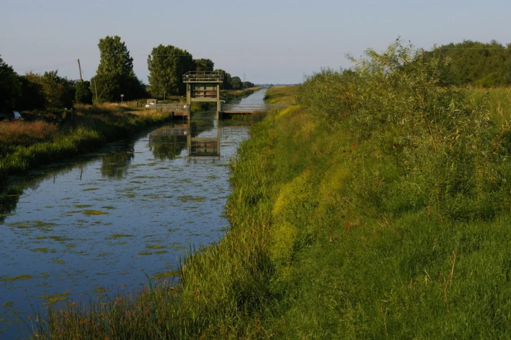 L’Old Bedford River à Welney en 2011, en direction de l’écluse — photographie du lieu, et non de l’expérience de 1838
