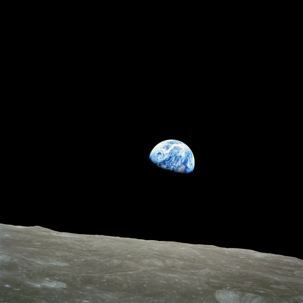 Earthrise : la Terre au-dessus de l’horizon lunaire, photographiée depuis Apollo 8 le 24 décembre 1968