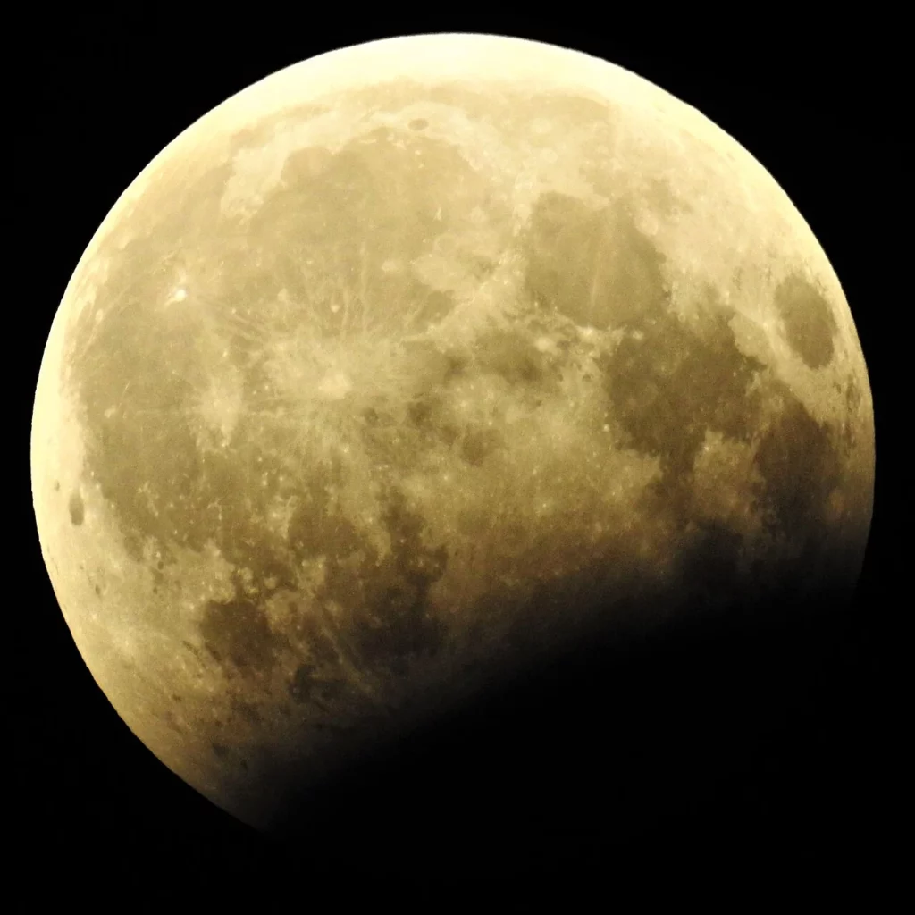 L’ombre terrestre sur la Lune pendant l’éclipse partielle du 7 août 2017, observée depuis le Koweït