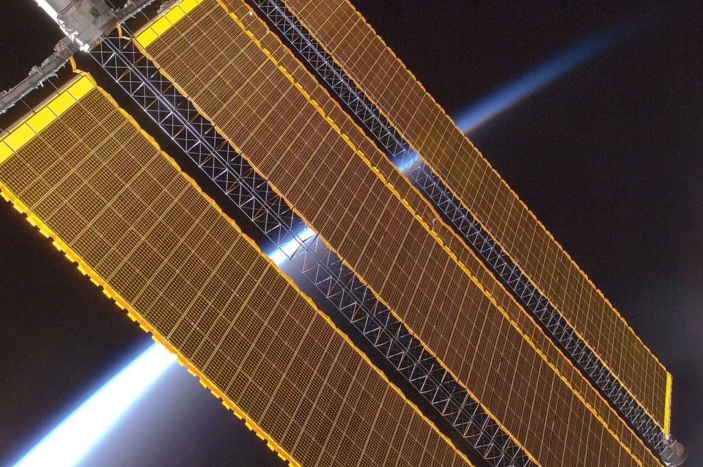 L’horizon terrestre derrière les panneaux solaires de l’ISS, photographié par l’équipage de l’Expédition 17 en août 2008