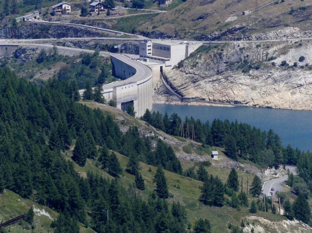 Le barrage du Chevril vu depuis la télécabine de Tignes, en juillet 2022