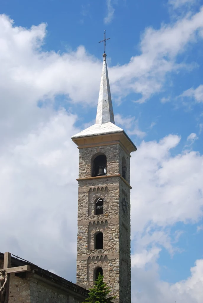 Le clocher de l’église Saint-Jacques des Boisses