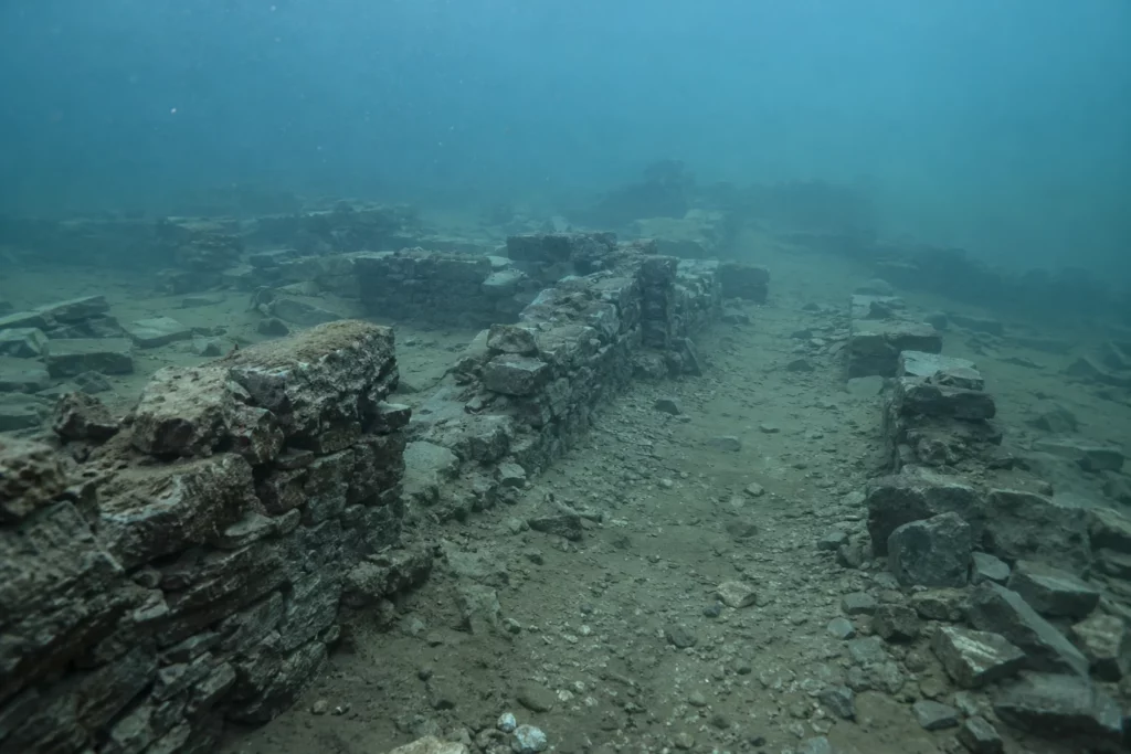 Sous l’eau, des murs et des chemins