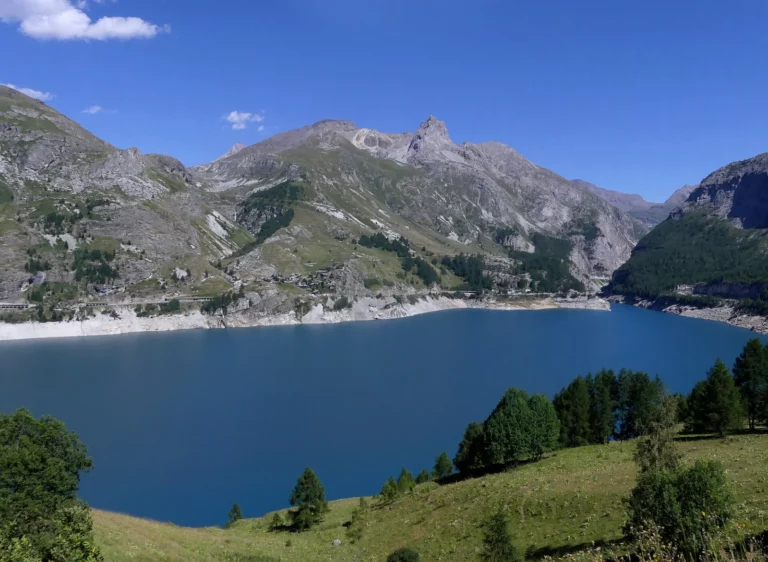 Le village englouti de Tignes : enquête au bord du lac du Chevril