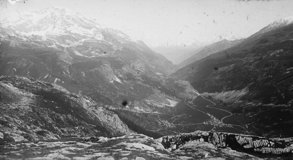 L’ancien village de Tignes et la vallée de l’Isère avant la mise en eau